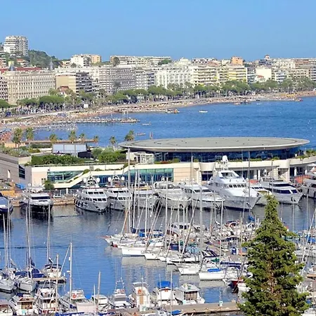 Stunning 3 Bedroom With Panoramic Terrace Only Minutes From Heart Of Cannes! Holiday home Cannes